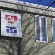 L'écriteau situé sur l'extérieur du bâtiment de la radio à Amqui.