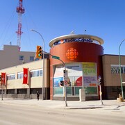 La façade de l'immeuble principale de Radio-Canada et de CBC à Winnipeg.