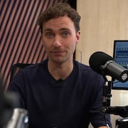 Il est dans un studio de radio.