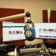 Un micro de Radio-Canada dans un studio d'enregistrement.