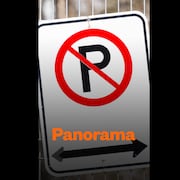 Une affiche qui interdit le stationnement.
Le logo de l'émission radio Panorama.
