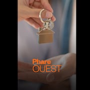 Une personne donne un porte-clés en forme de maison à quelqu'un d'autre.
Le logo de l'émission radio Phare Ouest.