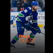Un joueur de hockey dans l'uniforme des Canucks de Vancouver.
Le logo de l'émission radio Phare Ouest.