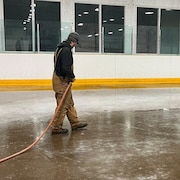 Une personne marchant dans une patinoire.