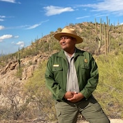 Un homme pose dans le parc national de Saguaro, en Arizona.