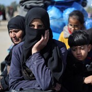 Des femmes et des enfants sur une route.