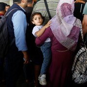 Un enfant dans les bras de sa mère.