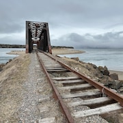 Une voie ferrée touchée par l'érosion à Gaspé