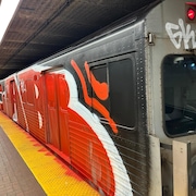 Un train avec une graffiti. 