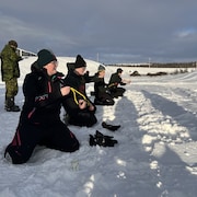 Des Rangers juniors en train de s'entraîner à la sarbacane, dans la neige, à Kuujjuaq, le 12 janvier 2024.