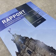 Le rapport déposé sur une table.