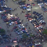 La photo aérienne d'un grand rassemblement d'automobilistes.