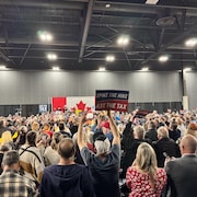 Des milliers de personnes au rassemblement du chef du Parti conservateur du Canada, à Edmonton, le 27 mars 2024. 