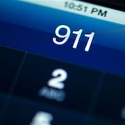 Écran d'un téléphone cellulaire qui indique les chiffres 911.