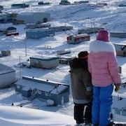 Deux enfants jettent un regard sur le village Quaqtaq, au Nunavik.