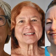 Trois femmes posent devant un fond gris.