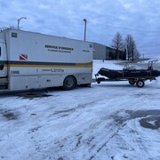 Un camion avec un zodiac.