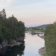 Un bateau pneumatique au loin sur une rivière.