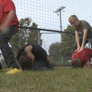 Des jeunes jouent à saute-mouton.
