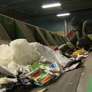 Les employés du centre de tri de Tracadie doivent être alertes pour enlever les contaminants.