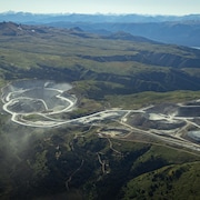 Vue aérienne de la mine Red Chris de Newmont.