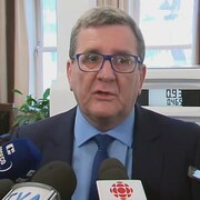 Le maire Régis Labeaume en mêlée de presse à l'hôtel de ville de Québec