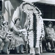 La reine Élisabeth qui serre la main d'une chef autochtone en 1973 à Thunder Bay.