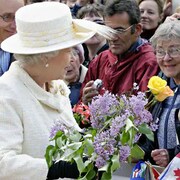 La reine rencontre des admirateurs. 