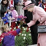 La reine Élisabeth II reçoit des fleurs d'une fillette alors qu'elle quitte l'édifice du parlement de l'Alberta, le 24 mai 2005, à l'occasion du 100e anniversaire de la province.