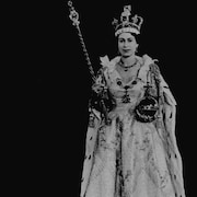 La reine Élisabeth II qui pose au jour de son couronnement avec la couronne britannique et tenant le sceptre et l'orbe.