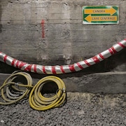 Des tuyaux appuyés sur un mur dans le tunnel Canora sous le Mont-Royal.