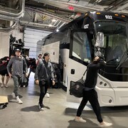 Joueurs qui descendent de l'autobus.