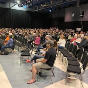 Plus de 300 personnes se sont réunies à Témiscaming mardi soir pour réclamer le maintien des activités de l’usine de cellulose de leur municipalité.