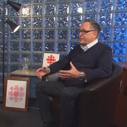 René Villemure et Sarah Désilets-Rousseau sont assis face à face dans des fauteuils.