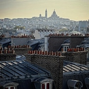 Les toits de nombreux immeubles à Paris.