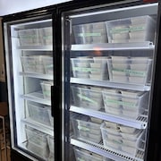 Plats surgelés empilés dans un congélateur vertical