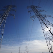 Des tours de transmission électrique.