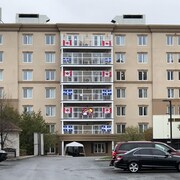 Une photo de l'édifice de quelques étages.