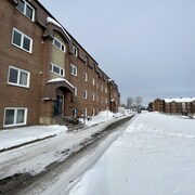 Des résidences étudiantes, l'hiver.