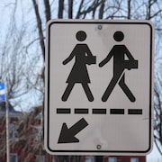Un panneau indique une traverse d'écoliers.