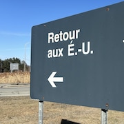 Un panneau porte l'indication « Retour aux États-Unis ».