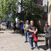 Des personnes attendent en file à Montréal. 