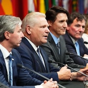Wab Kinew, Tim Houston, Doug Ford, Justin Trudeau, Dominic LeBlanc et M&eacute;lanie Joly en conf&eacute;rence de presse.