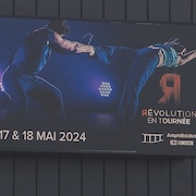 Une affiche disant que le spectacle se termine le 18 mai 2024.
