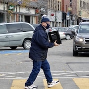 Un piéton traverse la rue Saint-Germain Est au centre-ville de Rimouski.