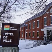 L'entrée principale de l'hôtel de ville de Rimouski sous la neige.