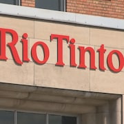 La façade d'un édifice appartenant à Rio Tinto.