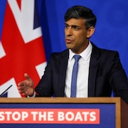Derrière un lutrin portant la mention «Stop the boats» (arrêtez les bateaux), Rishi Sunak parle lors d'un point de presse officiel.