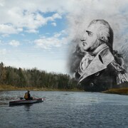 Un homme en canot dans une rivière avec en vignette le portrait en dessin d'un homme du 18e siècle.