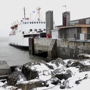 Un traversier à quai.